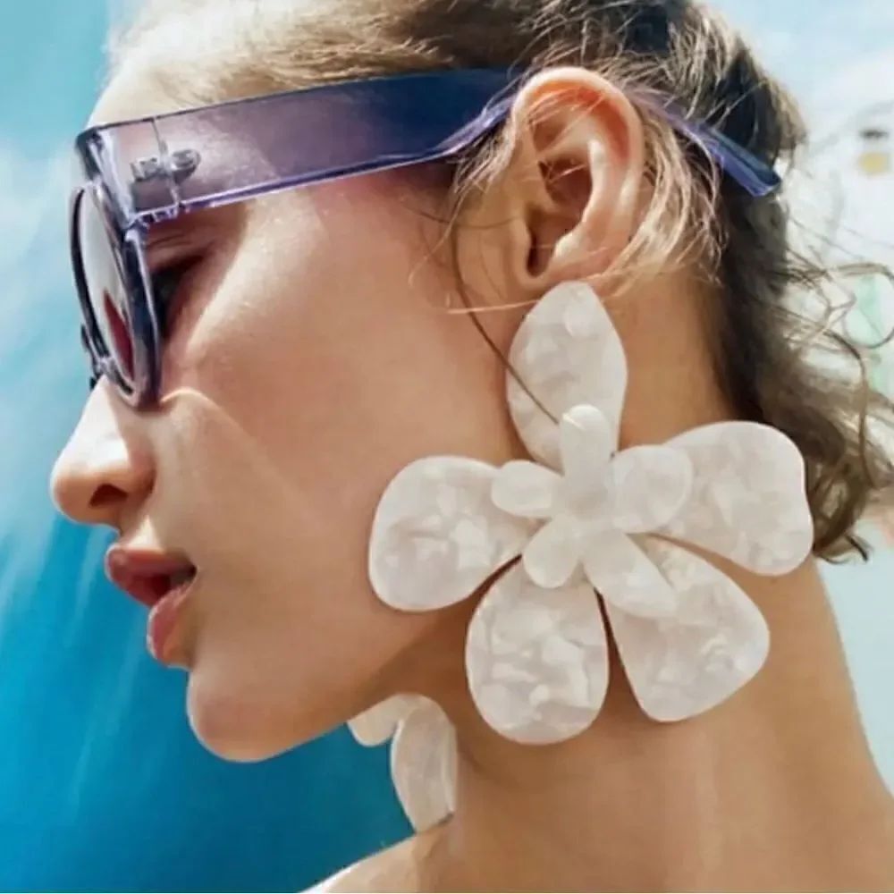White flower dangle earrings A130